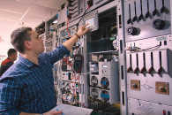 Производитель промышленных систем электропитания ускорил производство почти в 2 раза