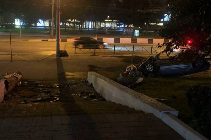 Honda Integra сделала кульбит на тротуаре Красного проспекта в Новосибирске  