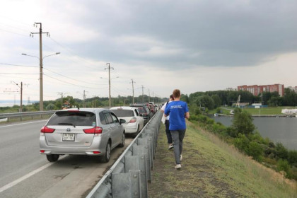 Воду и раскраски раздали в очереди на АЗС под Новосибирском