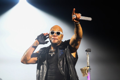 Денежный дождь и душ из шампанского: как прошел концерт Flo Rida в Новосибирске