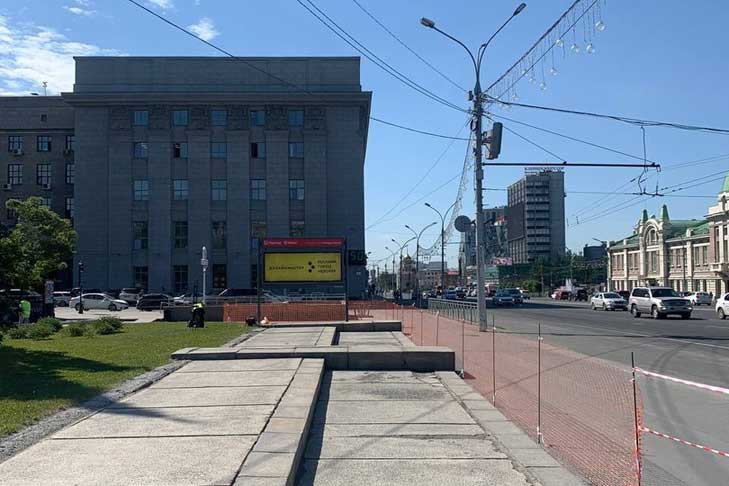 Ленина в центре Новосибирска огородили строительной сеткой