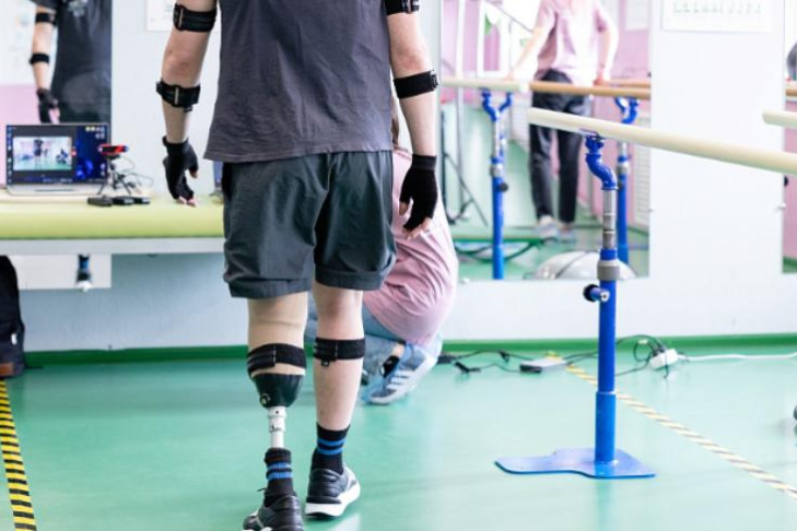 Ученые НГУ учат людей правильно ходить на протезах в Новосибирске