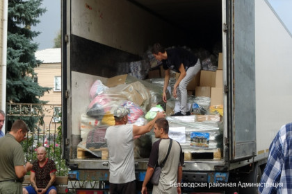 Канцелярию, одежду и продукты доставили из Новосибирска в Беловодск
