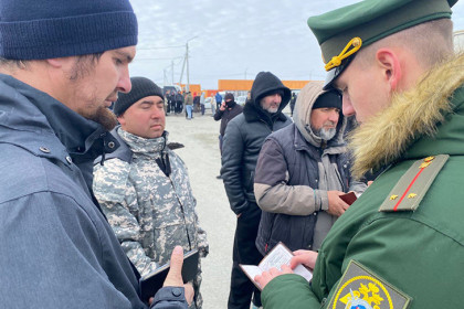 Массовая облава на рынке «Азия-Сибирь» под Новосибирском попала на видео