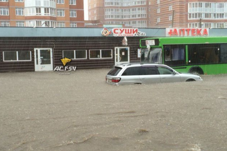 Дороги Новосибирска ушли под воду после дождя