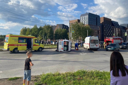 В Новосибирске ехавшая по вызову скорая помощь перевернулась в тройном ДТП