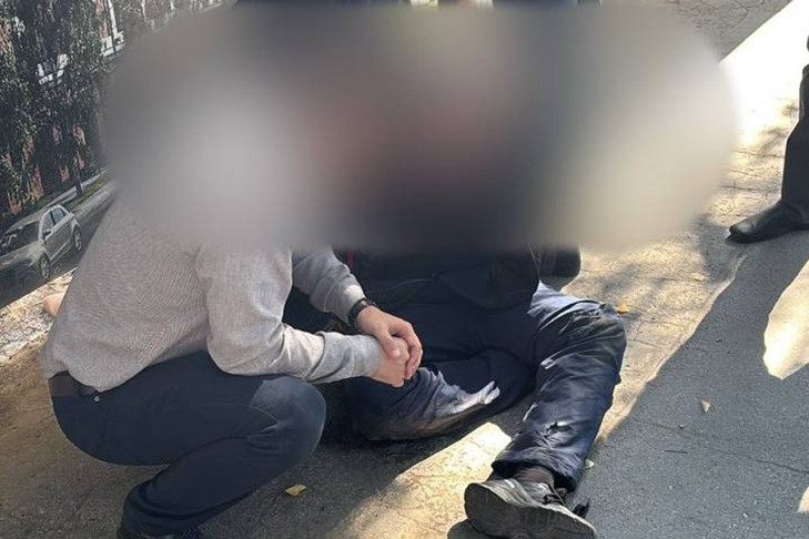 Маски-шоу по-новосибирски: грабителя банка с 7 млн задержали на улице Станиславского