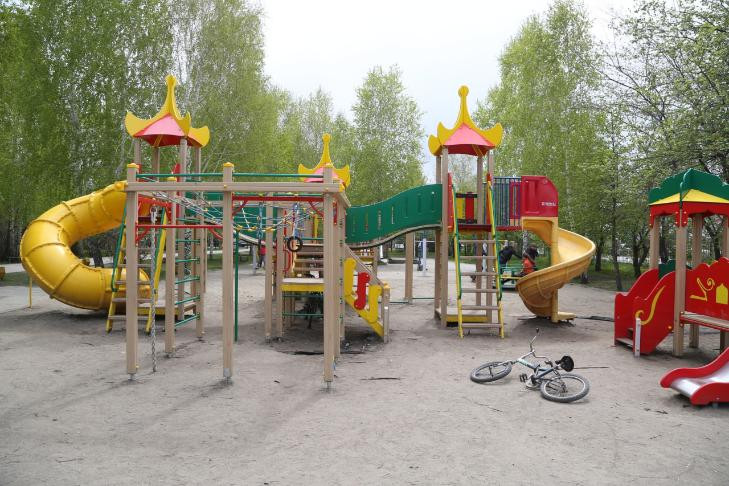 Раздающего конфеты мужчину с улицы Есенина ищут в Новосибирске