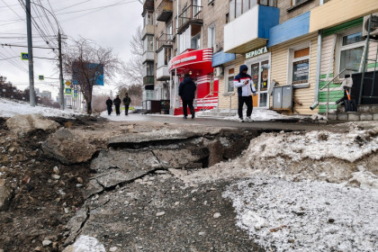 Тротуар ушел под землю на улице Титова в Новосибирске