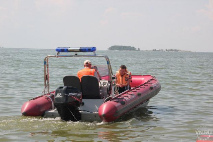 Замерзших отца и сына болтало в лодке до прибытия спасателей