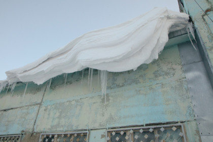 На жительницу Академгородка упала глыба льда у входа в магазин