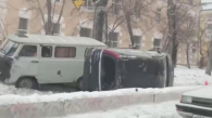В Новосибирске автомобиль врезался в «Буханку» и перевернулся