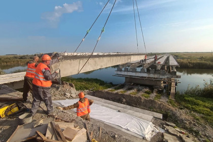 Готовность моста через реку оценили в 30% в Новосибирской области