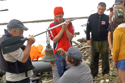 Уникальный колокол привезли по воде в музей села Чингис