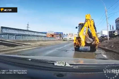 Экскаватор провалился в яму посреди дороги в Новосибирске