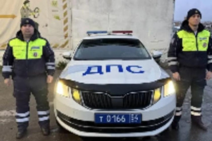 В Новосибирске автоинспекторы помогли двухлетнему ребенку с травмой головы