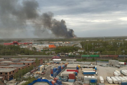 Мусорный полигон за Хилокским рынком загорелся в Новосибирске