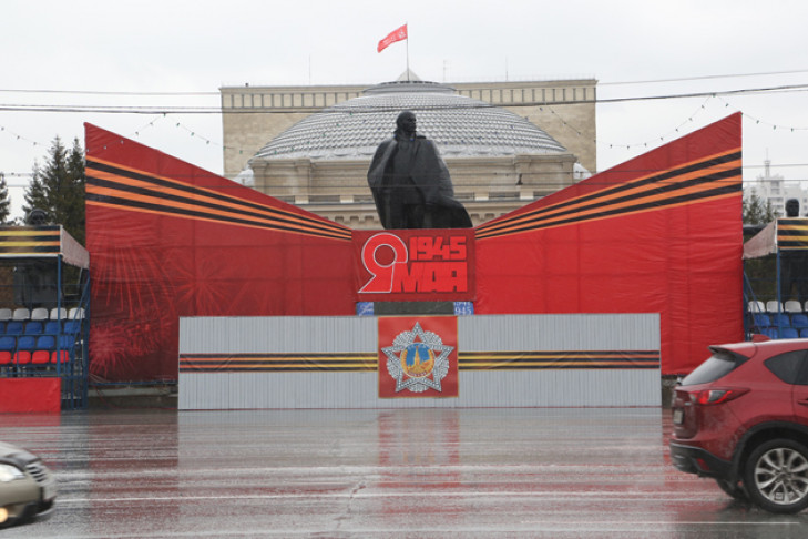 Самое большое Знамя Победы водрузили над оперным театром