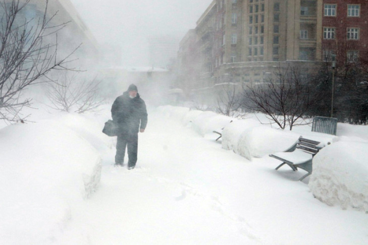 В Новосибирске устраняют последствия снежного урагана   