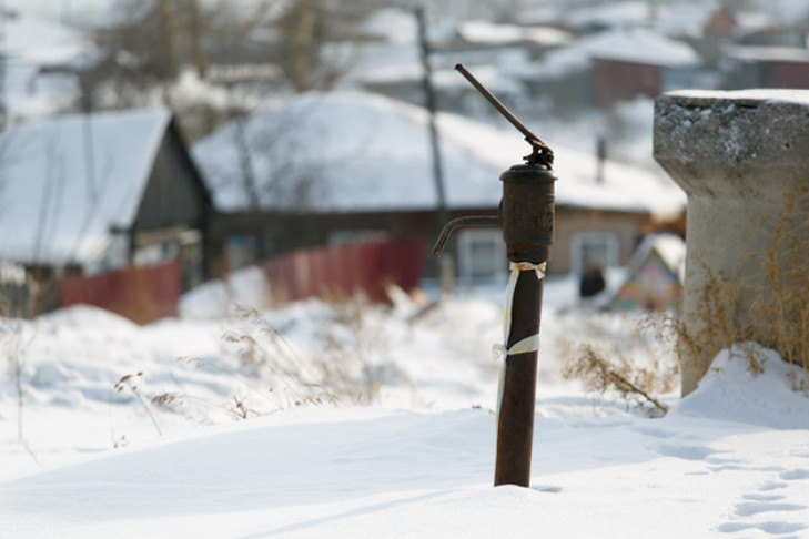 Снег заменил воду пенсионерке в Болотнинском районе