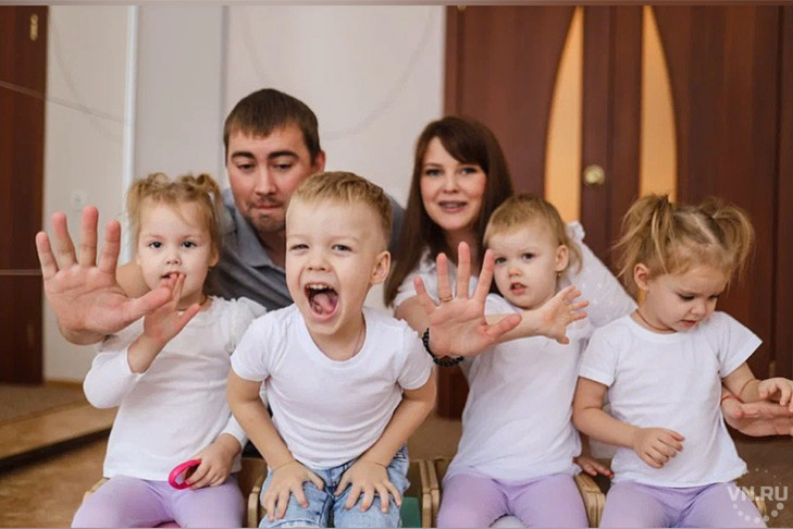 Четыре торта и квадрослезы: как живет единственная в Новосибирске семья с четверняшками