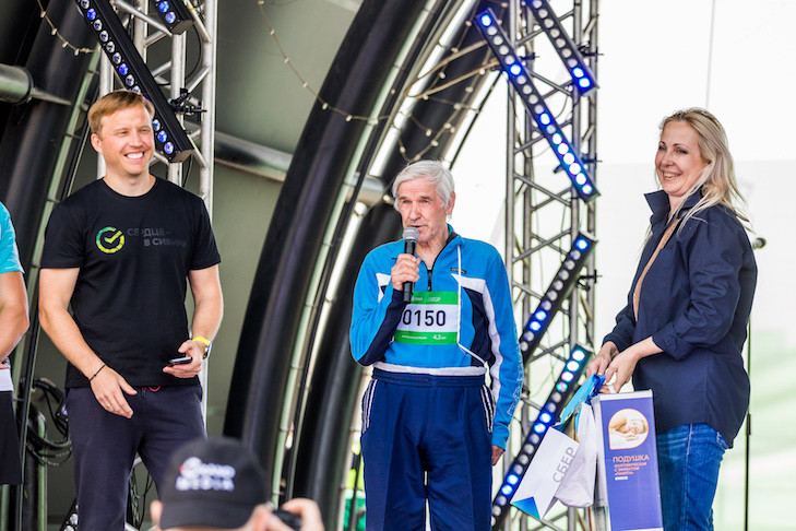 Самый возрастной участник забега «Зеленый марафон» получил приз от «Советской Сибири»