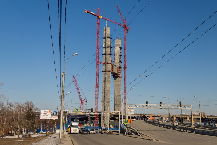 Правобережную развязку четвертого моста начали асфальтировать в Новосибирске