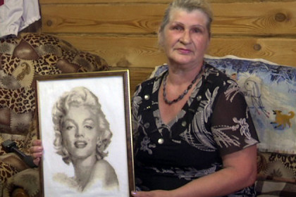Портреты Мэрилин Монро крестиком вышивает пенсионерка в Сузуне