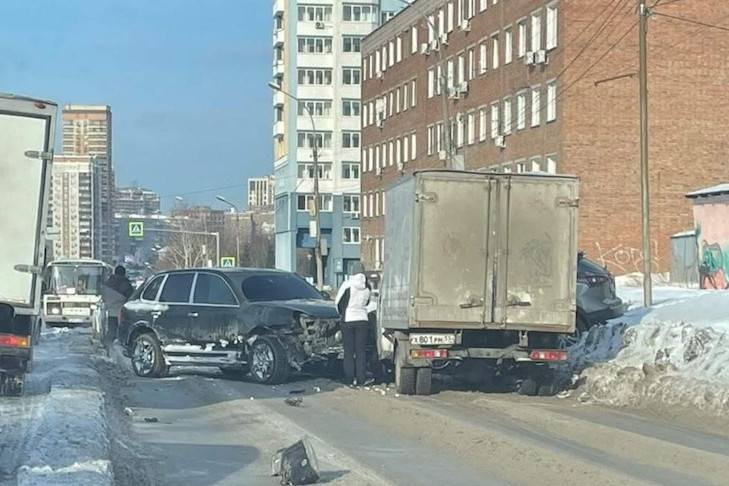 Водитель Porsсhе устроил массовое ДТП в Новосибирске и скрылся