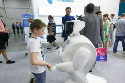Школьников учат делать роботов в Технопарке на каникулах