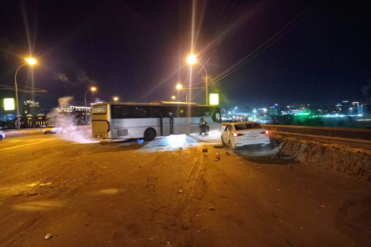 Пассажирский автобус и пять автомобилей столкнулись на Димитровском мосту в Новосибирске