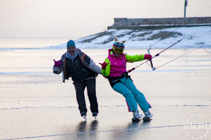 На коньках с парусом катаются по льду Обского моря кайтеры