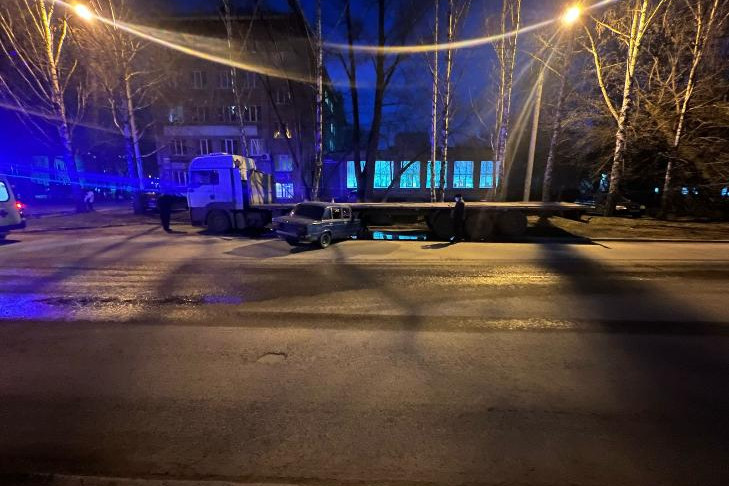 Подросток угнал ВАЗ и врезался в грузовик на Затулинке