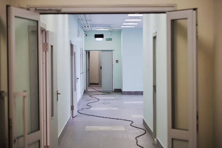 Под Новосибирском учитель математики получила травму на школьной перемене