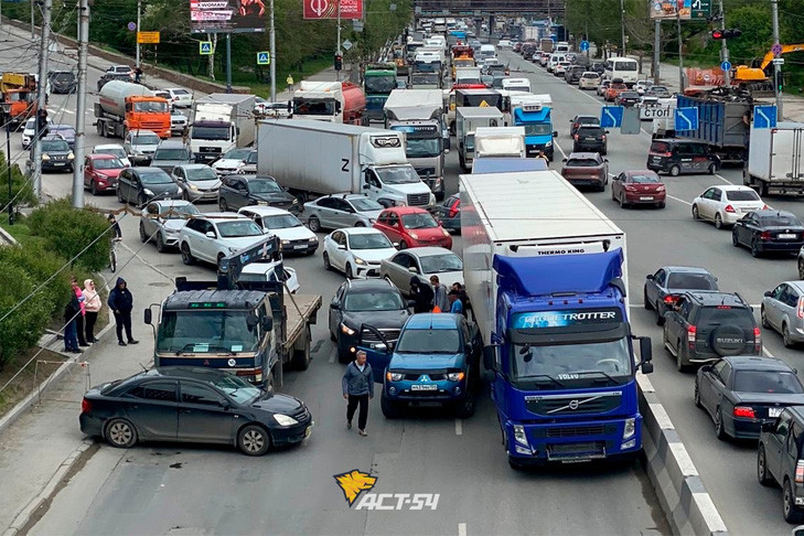 Двойное ДТП на Большевистской парализовало движение в Новосибирске