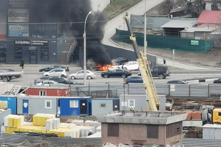 Три автомобиля вспыхнули на Ипподромской в Новосибирске