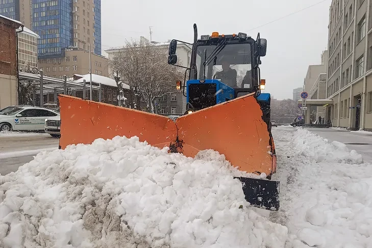Андрей Травников потребовал не снижать темпы уборки снега на дорогах и тротуарах