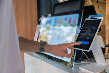 Каждый четвёртый платёж через терминал в 2025 году в России совершали по QR-коду, NFC или улыбке