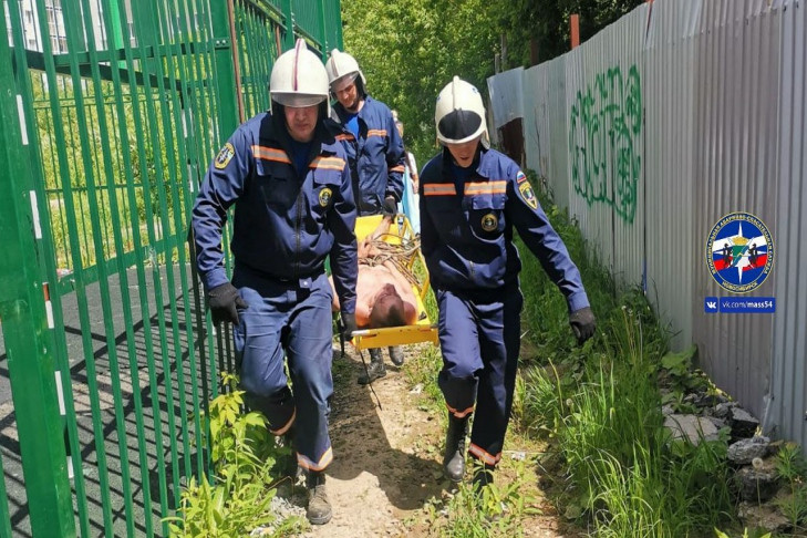 Голого неадеквата достали из оврага в Новосибирске