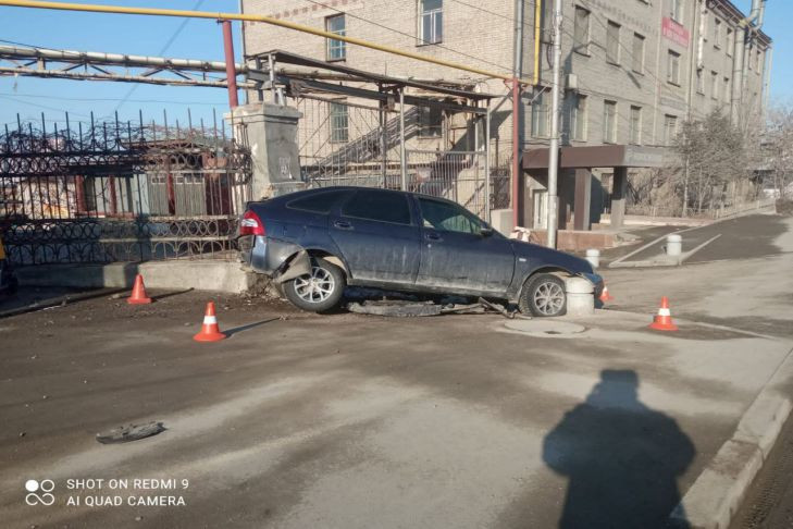 Смертельный наезд на забор совершила женщина на Lada Priora в Новосибирске