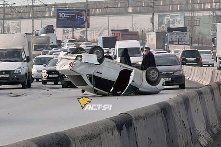 «Шашки» BMW спровоцировали тройное ДТП с переворотом в Новосибирске