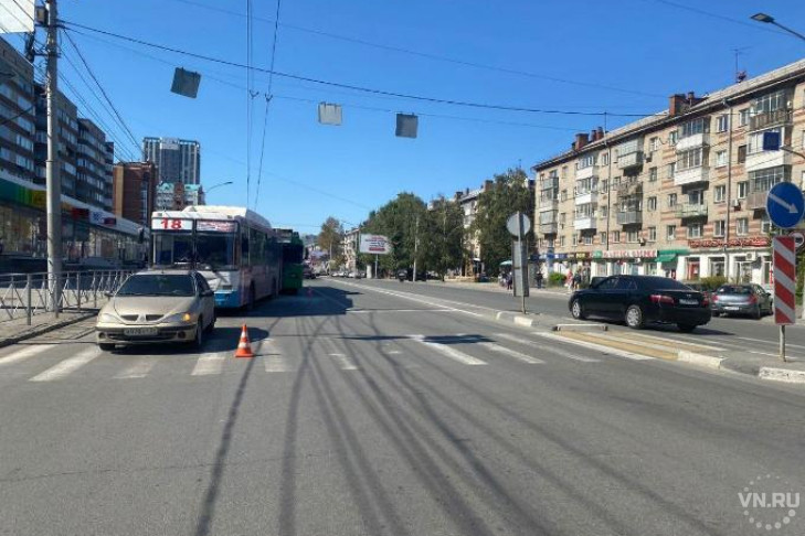Мать и дочь увезли в больницу из-за столкновения троллейбуса и автобуса в Новосибирске
