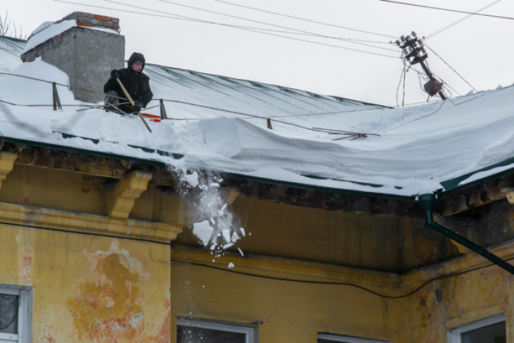 Снежные лавины с крыш травмировали четырех жителей Новосибирска 