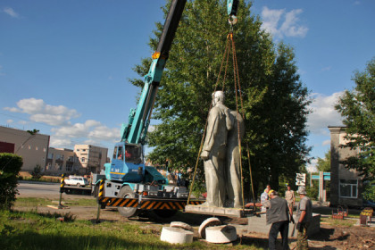 Памятник героям революции в четвертый раз перенесли в Карасуке