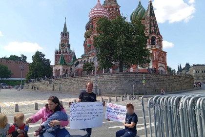 Пикетчику с Красной площади Белозерову пообещали узаконить дом в Новосибирске