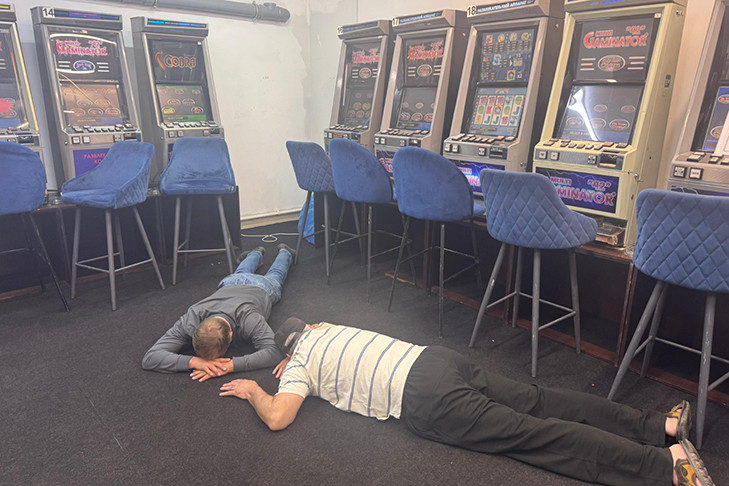 Мордой в пол положили силовики посетителей подпольного казино в Новосибирске