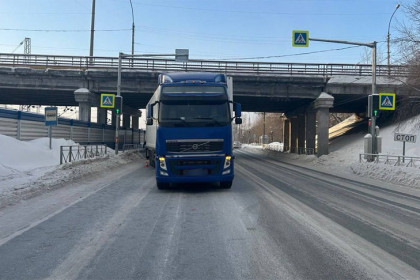 Фура промчалась на красный свет и сбила пешеходов на переходе в Новосибирске