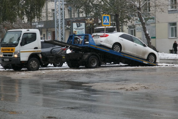Эвакуировать автомобили начали с Вокзальной магистрали в Новосибирске