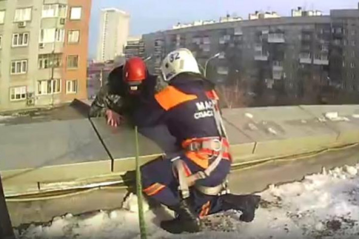 Паника началась у рабочего при уборке снега в Новосибирске