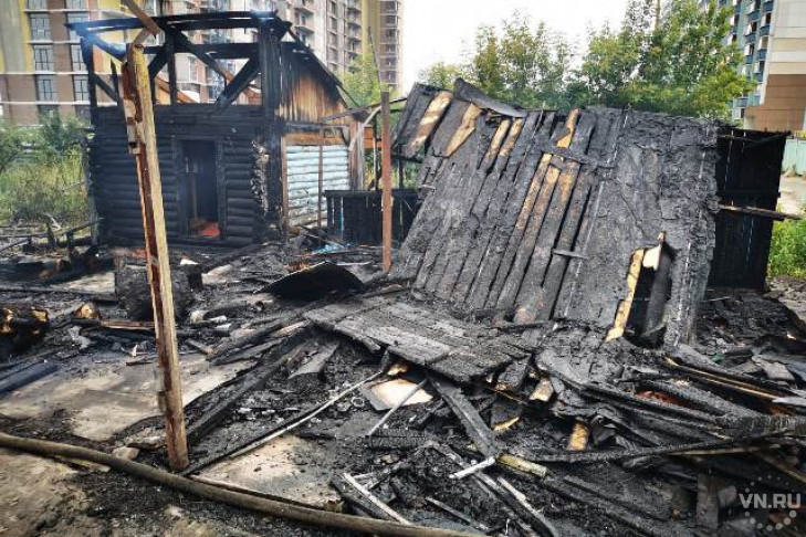 Пожар: двухэтажный дом загорелся в Октябрьском районе Новосибирска